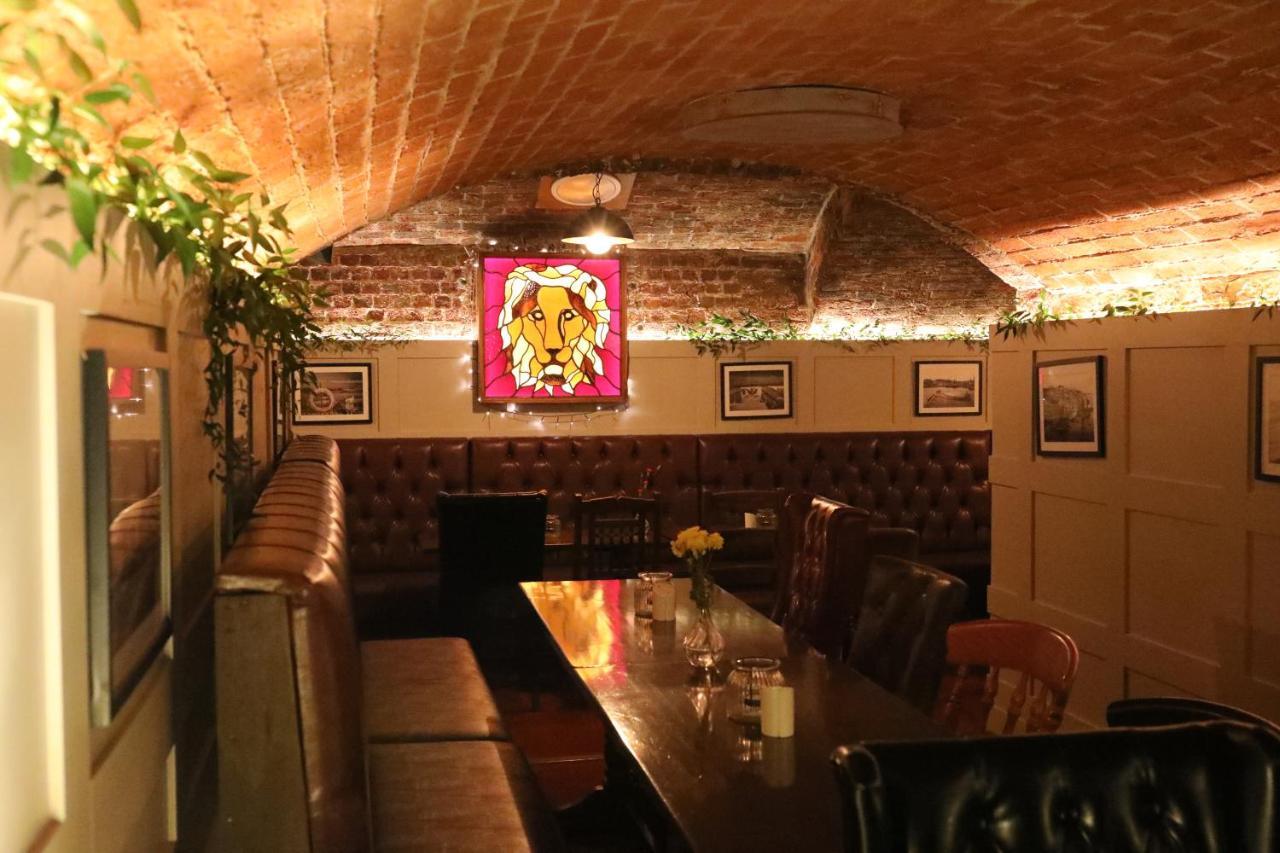 The Red Lion & Cellar Room, Betchworth Exterior foto