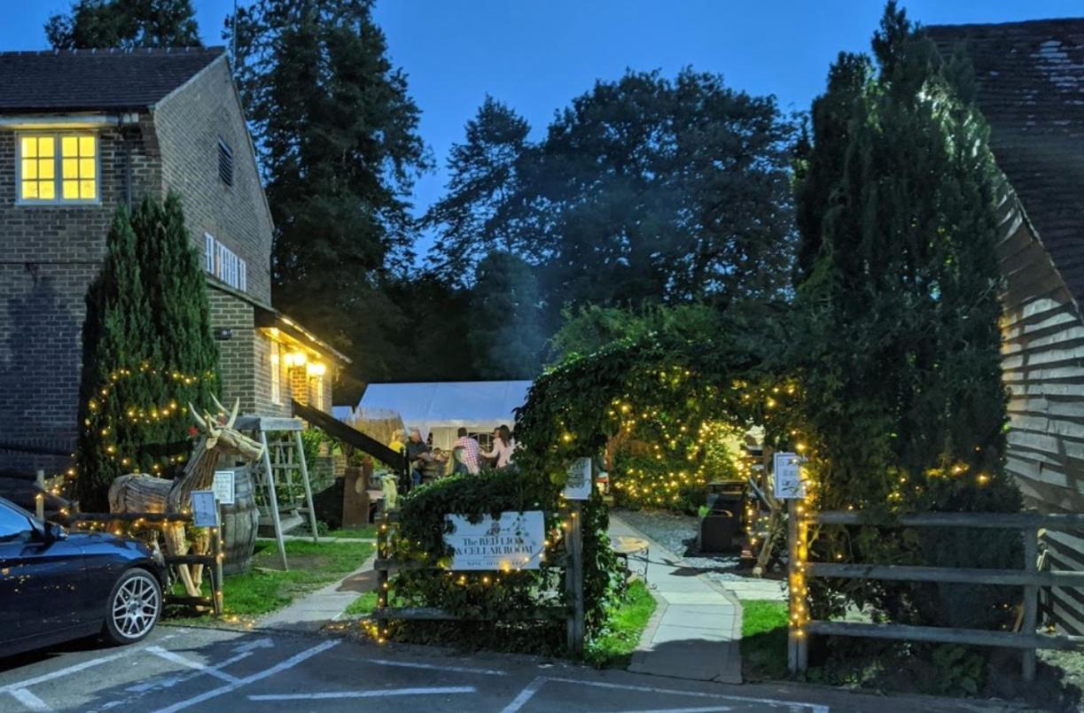 The Red Lion & Cellar Room, Betchworth Exterior foto